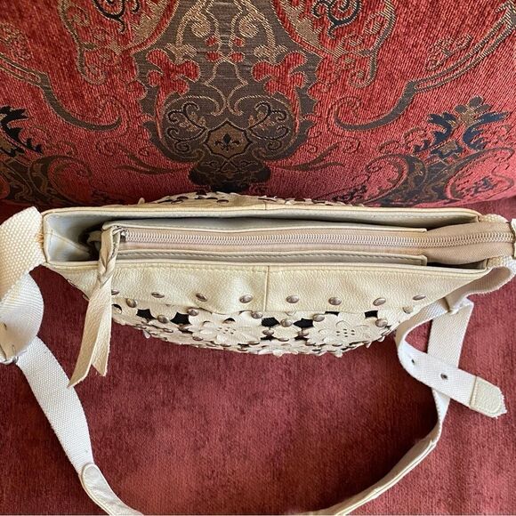 Dan W Ivory 3D Laser Cut Floral Stud Shoulder/Crossbody Bag. VGUC! - Picture 4 of 10